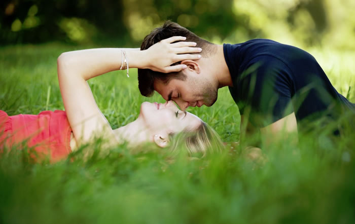 Im Kurzurlaub frisch verliebt flirten, sich unbekümmert küssen und kosen lassen und den neuen Partner lieben, das sind erotische Ferien im Boitzenburger Land