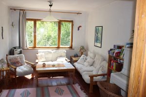 Uckermark Ferienhaus Wohnzimmer mit Klavier und TV.