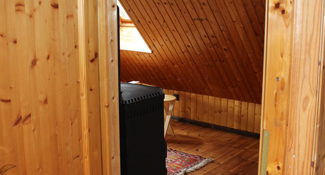 Ferienhaus-Uckermark Schlafzimmer im Obergeschoss rechts mit Kaminofen für Winter Ferien und Urlaub im Boitzenburger Land schon ab 29,- Euro pro Tag