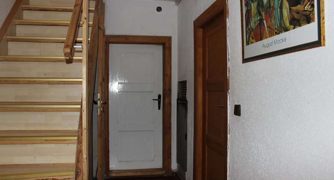 Das Ferienhaus-Uckermark Flur-mit-Treppenaufgang-ins-OG und Abgang zu den Zimmern für den Selbstversorger Urlaub im Boitzenburger Land schon ab 29,- Euro pro Tag