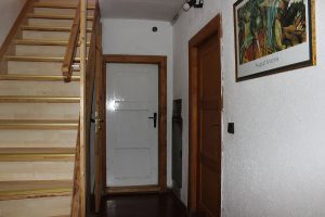 Das Ferienhaus-Uckermark Flur-mit-Treppenaufgang-ins-OG und Abgang zu den Zimmern für den Selbstversorger Urlaub im Boitzenburger Land schon ab 29,- Euro pro Tag