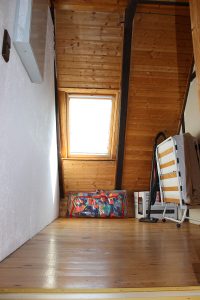 Das Ferienhaus-Uckermark Flur-mit-Treppenaufgang-ins-OG und Abgang zu den Schlafräumen für den Selbstversorger Urlaub im Boitzenburger Land schon ab 29,- Euro pro Tag