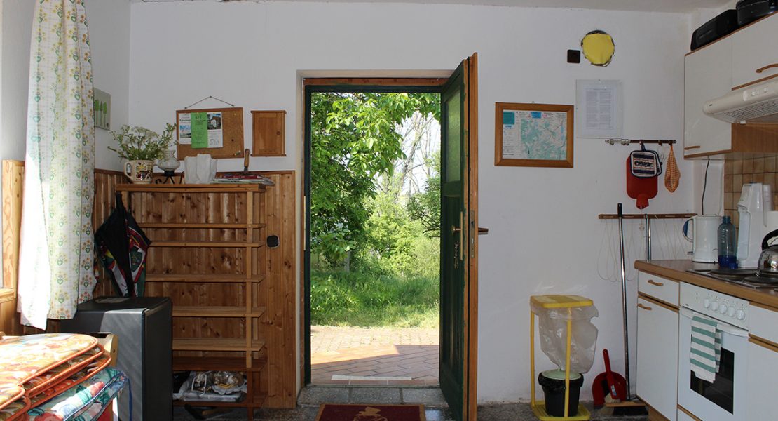 Das Ferienhaus-Uckermark Küche mit Blick auf die Terrasse Ferien im Boitzenburger Land schon ab 29,- Euro pro Tag