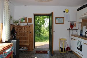 Das Ferienhaus-Uckermark Küche mit Blick auf die Terrasse Ferien im Boitzenburger Land schon ab 29,- Euro pro Tag