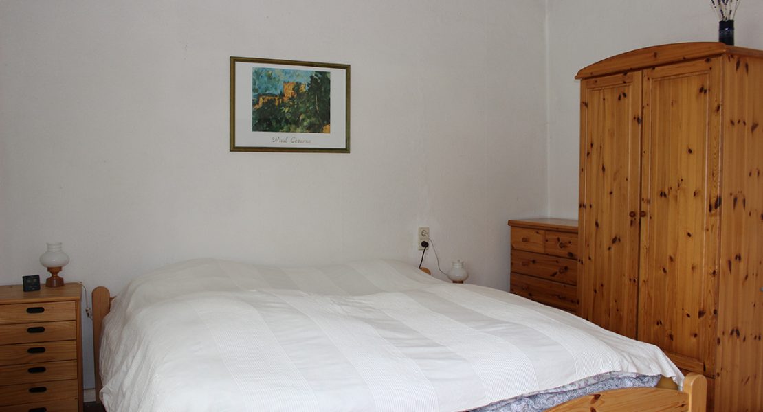 Ferienhaus-Uckermark Schlafzimmer mit Doppelbett. Fit und ausgeschlafen in den Urlaub im Boitzenburger Land schon ab 29,- Euro pro Tag