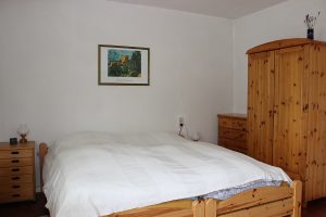 Ferienhaus-Uckermark Schlafzimmer mit Doppelbett. Fit und ausgeschlafen in den Urlaub im Boitzenburger Land schon ab 29,- Euro pro Tag