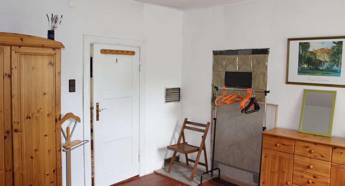 Ferienhaus-Uckermark Schlafzimmer mit Schrank, Kommode, Spiegel und Vertigo. So geht Ferien im Boitzenburger Land schon ab 29,- Euro pro Tag