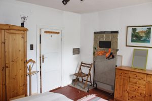 Ferienhaus-Uckermark Schlafzimmer mit Schrank, Kommode, Spiegel und Vertigo. So geht Ferien im Boitzenburger Land schon ab 29,- Euro pro Tag