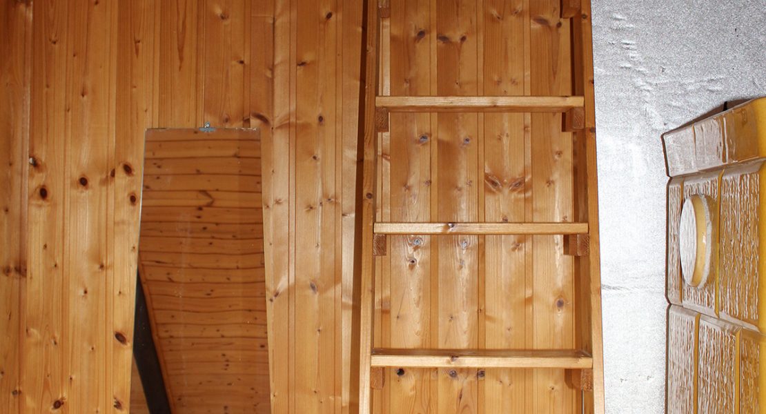 Ferienhaus-Uckermark Aufgang zum Schlafboden für Kinder im Obergeschoss links Schulferien und Urlaub im Boitzenburger Land schon ab 29,- Euro pro Tag