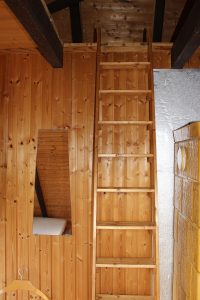 Ferienhaus-Uckermark Schlafzimmer links im Obergeschoss Aufgang zum Schlafboden für Kinder Urlaub im Boitzenburger Land schon ab 29,- Euro pro Tag