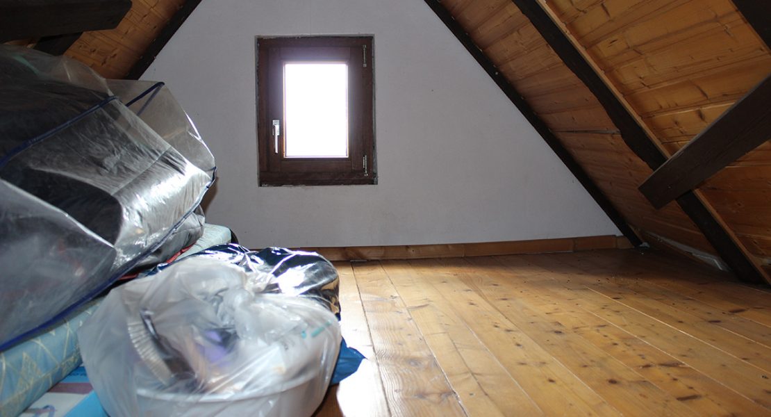 Ferienhaus-Uckermark Aufgang zum Spitzboden, Schlafboden und Versteck für Kinder im Obergeschoss links für Ihre Schulferien oder Urlaub im Boitzenburger Land schon ab 29,- Euro pro Tag