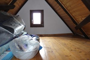 Ferienhaus-Uckermark Aufgang zum Spitzboden, Schlafboden und Versteck für Kinder im Obergeschoss links für Ihre Schulferien oder Urlaub im Boitzenburger Land schon ab 29,- Euro pro Tag