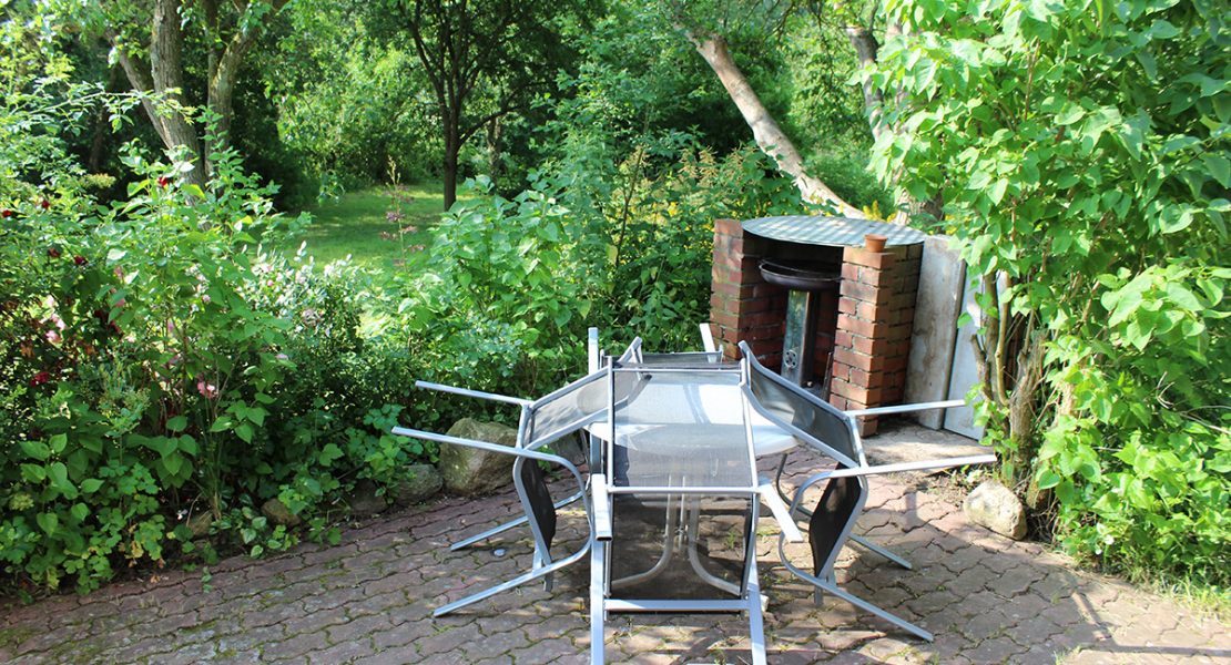 Ferienhaus-Uckermark Terrasse und Grillplatz auch für BBQ und Smoker. Ferien und Urlaub im Boitzenburger Land schon ab 29,- Euro pro Tag