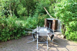 Ferienhaus-Uckermark Terrasse und Grillplatz auch für BBQ und Smoker. Ferien und Urlaub im Boitzenburger Land schon ab 29,- Euro pro Tag